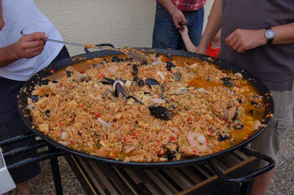 Paella mit Meeresfrüchten und Reis